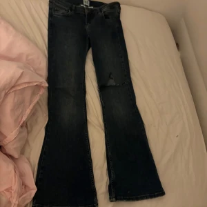 Lågmidjade bootcut jeans - Snygga jeans. Har ingen bild på då de inte passar mig. Midjemått ca 74cm o innerben va 84cm.🩷