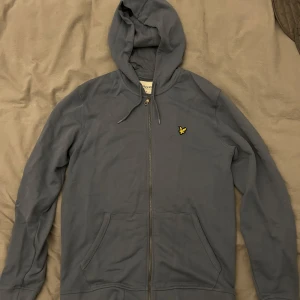 Huvtröja, Lyle & Scott - Huvtröja från Lyle & Scott. Måttligt använd i fint skick!