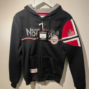 Geo norway ziphoodie  - Skit snygg geo norway zip hoodie som är helt oanvänd! Strl M  Nypris: 1050kr, mitt pris: 875kr Pris kan diskuteras vid snabb affär! 