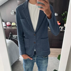 Stickad kavaj antioch  - Tja säljer denna sjukt feta kavajen från antioch. Storlek 48/M, han på bilden är 185cm. Den ör slutsåld sen länge, skick 9,9/10. Nypris 2000kr, mitt pris 1500kr. Skriv vid frågor och funderingar. Möts i Stockholm eller fraktar spårbart via PostNord📦🤩