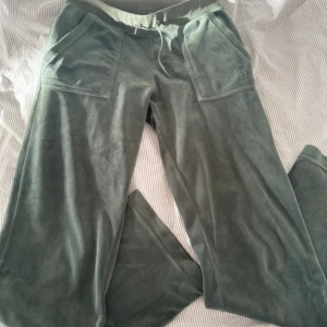 juicy couture byxor  - säljer dessa gröna juicy byxor då det inte kommer till användning löngre.  OBS! Saknar det silvriga rören som är på snörena  nypris 1200