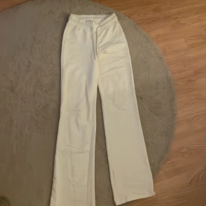 Byxor - Säljer ett par byxor ifrån lager 157. Använd en gång så dem är typ som nya. 
