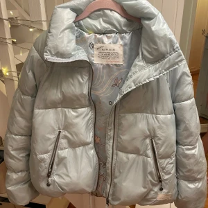 Odd molly jacka - Säljer den här fina blåa odd molly jackan. Den har en liten fläck på den vänstra armen som synns på sista bilden. Den är i strlk 2 i jackan, men skulle säga att den passar xs-m.. Skriv för fler frågor!🤍