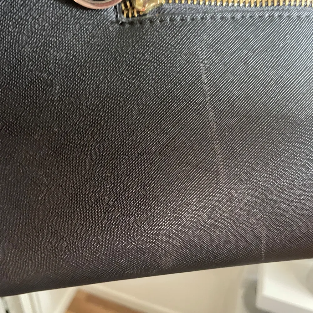 En svart medelstor Michael Kors väska med några defekter. Väskan köptes här på Plick för något år sedan men är använd fåtal gånger. Pris går att diskutera! Tryck ej på köp direkt!. Laukut & Käsilaukut.