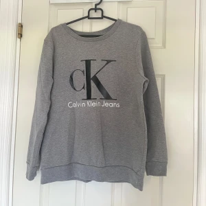 Calvin Klein Collegetröja  - Nyskick!