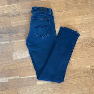 Tja! Säljer dessa feta mörkblå nudie jeansen i slim/skinny fit storlek 29/32. Nypris: 1600 Hör av er vid frågor priset kan diskuteras