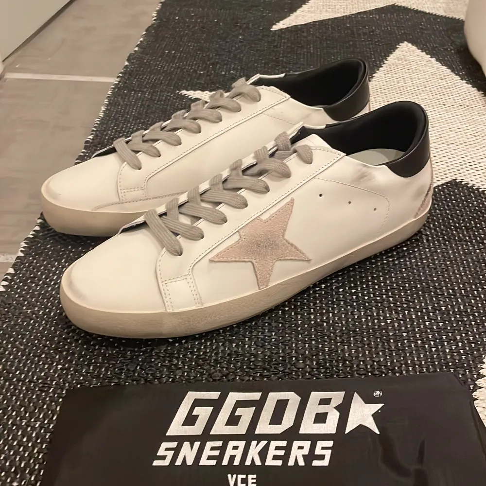 Hur, säljer nu dessa Golden goose som är helt oanvända. Svart häl. Ställ gärna frågor om ni har. . Skor.