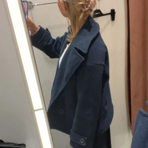 Blå Kappa från Design by Si den e lite nopprig annars inga problem! - Säljer min jacka från design by si eftersom den inte längre kommer till användning. Den är använd några fåtal gånger bara 