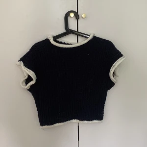 Meet me there tröja - Meet me there tröja i mörkblå som aldrig är använd, köptes i vintras men har aldrig kommit till användning st S/M, köptes för ca 500❤️