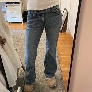Lågmidjade boot cut jeans! - Det är ett par ljusblåa jeans som är utsvängda! Det har super fina fickor på baksidan, Vintage. Det är super fina och fint material