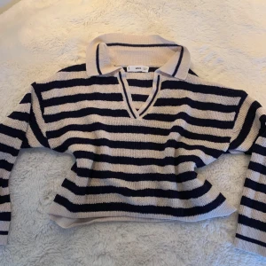 Randig stickad tröja från Mango  - Oanvänd! Tröjan är tunn och en aning croppad 😊 Köpt från Mango. Ränderna är marinblå 