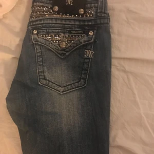 miss me jeans - säljer mina älskade miss me jeans💋midjemått:40 innerbenslängd:73 Bra skick men men lite slitningar där nere. Diskuterar gärna pris💋💋