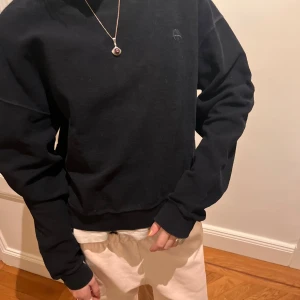 Anine Bing sweatshirt - ANINE BING sweatshirt i jättefint skick, nästan oanvänd. Cool och klär vardagen med stil. Nypris ligger runt 3000kr. Storlek XS men passar S och M.