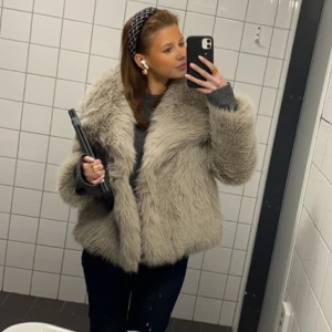 Pälsjacka  - En jätte fin pälsjacka med fickor och ej synbara knappar som tyvär inte kommer till användning längre. Bara använd i slutet av förra vintern 
