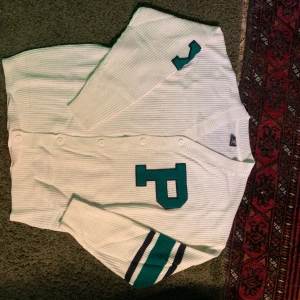 Fancy  Cardigan - Schysst colle cardigan i lite virkat tyg typ idk. Skicka för frågor