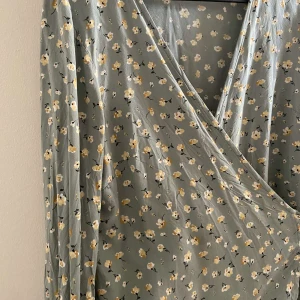 Blommig blus - Söt grön blus med små detaljer som man kan knuta på sidan som man vill 💚💚Pris kan diskuteras!