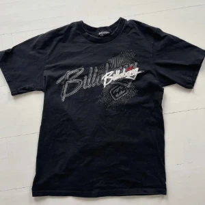 Billabong t shirt  - En tvär kattig Billabong t shirt i mycket bra skick! Storlek M Har ett skit snyggt tryck på framsidan. Kom dm för mått eller fler bilder. Pris kan diskuteras vid snabb affär!