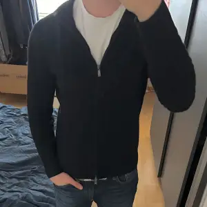 | Riktigt snygg stickad fullzip från Massimo dutti! |  | Modellen är 187 cm, 83 kg | | Nyskick, knappt använd. Ser ny ut! |  | Tröjan är i en blandning i ull och kashmir | | Vid intresse är det bara att höra av sig 🤝🙌🏻| 