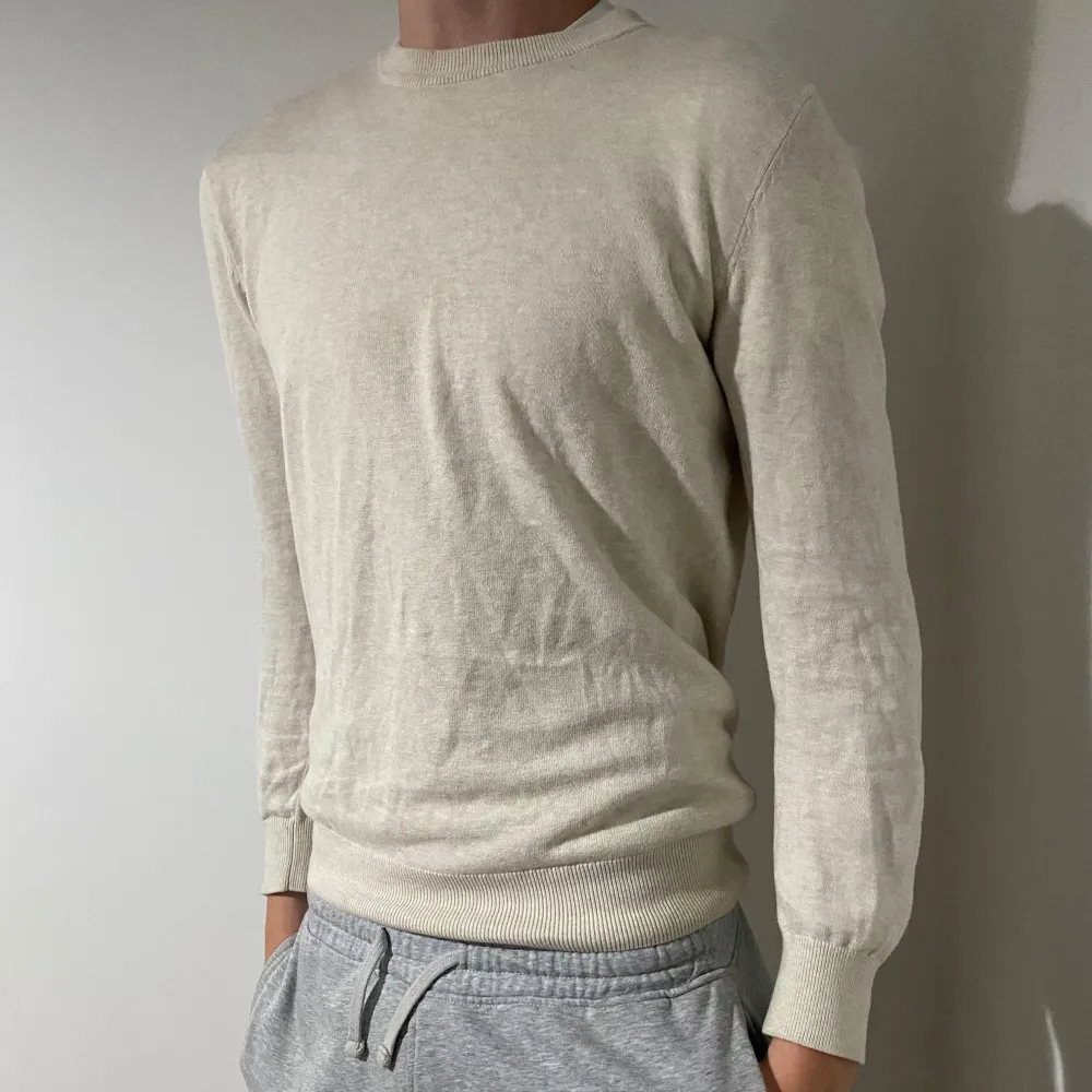 Säljer en stilren och bekväm beige stickad tröja. Den har långa ärmar och en normal passform, perfekt för både höst och vinter. Tröjan är mjuk och passar till de flesta outfits. Perfekt för en avslappnad look!. Tröjor & Koftor.