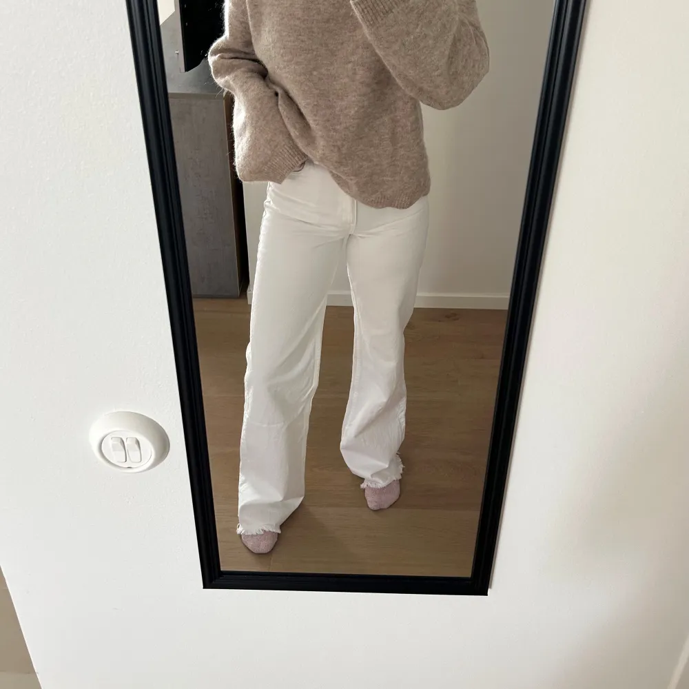 Säljer dessa perfekta vita jeans då de tyvärr blivit för små. De är köpta på Zara och jeansen är i modellen Wide leg. Jeans & Byxor.