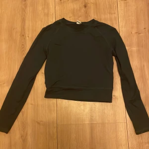 Tränings tröja  - En jätte kön tröja från Lindex som både kan användas inne och ute och som skidunderställ tror jag. Den är jätte kön❤️säljer pågrund av att jag inte kan ha den längre 