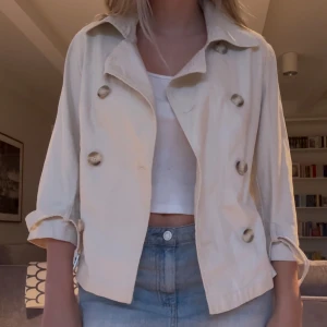 trekvartsärmad jacka - Supersnygg beige kappa med trekvartsärmar. Lite fläckig men annars i bra skick. 🌊😇