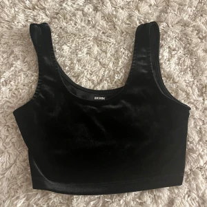 Topp i sammet - Liten festtopp från bikbok i sammet, storlek XS. Nyskick💕
