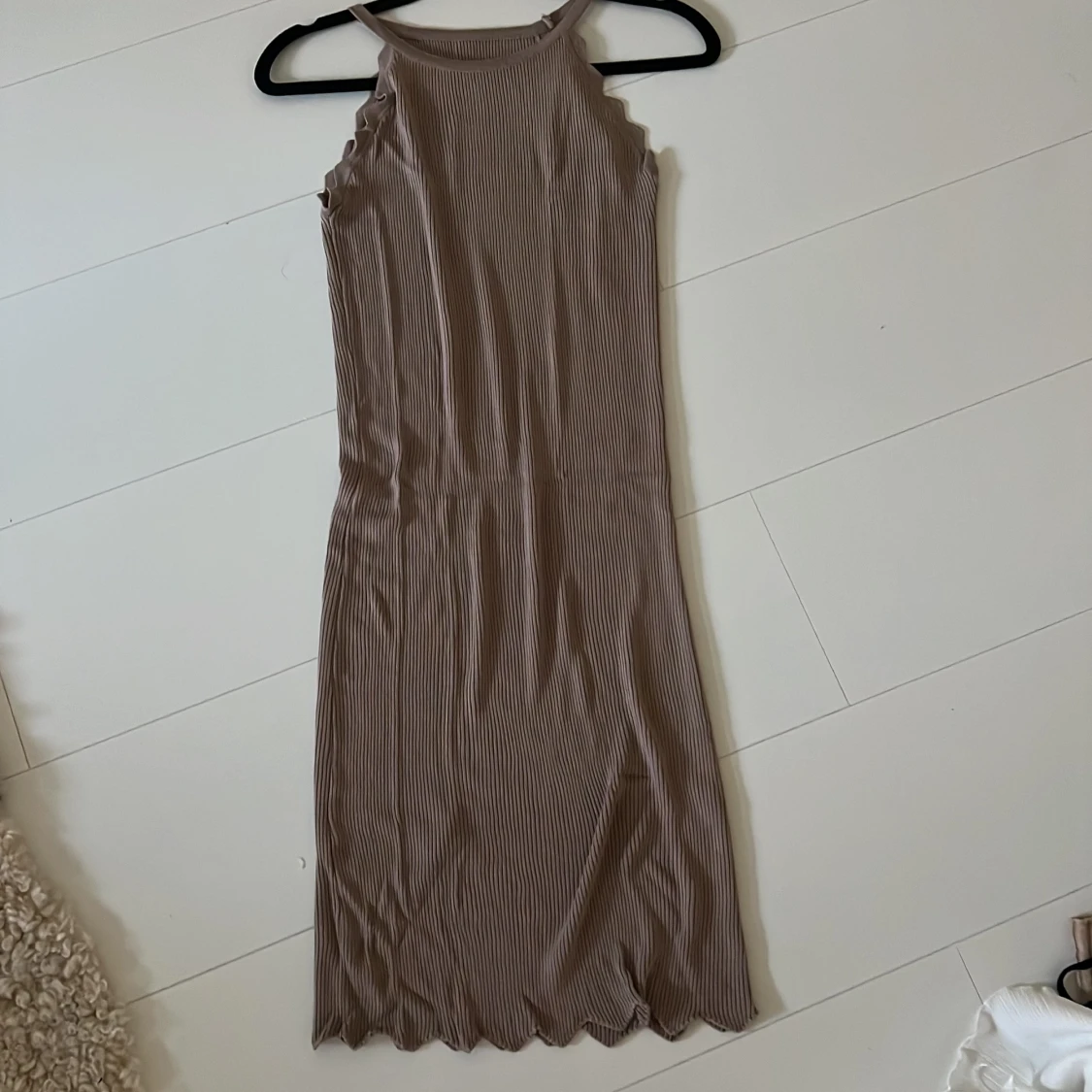 Beige/brun ribbad klänning 