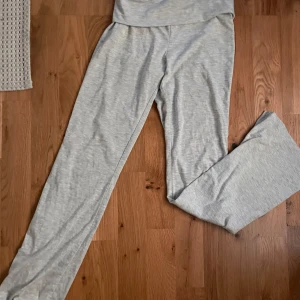 Gråa yoga panta från hm - Fina mysiga gosiga gråa yoga pants från hm!💖💘 detta är storlek 152/ 11-12 år💘 perfekt att ge eller köpa till nån i 11-12 år åldern!💘 nypris 150 kr säljer för 50 kr