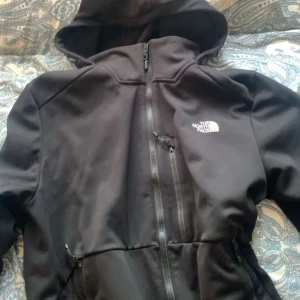 The north face zip tröja - Skick 9/10 XL men passar bäst L, kan diskutera pris