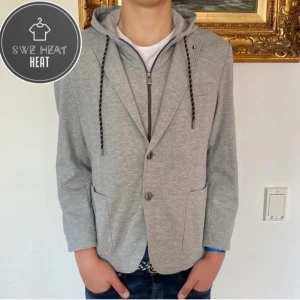 Hugo Boss kavaj/hoodie - Tjena, säljer denna galet feta och unika Hugo Boss Kavaj hoodien. Skick 9/10 inga defekter. Nypris 7000kr. Bara att höra av sig vid funderingar!