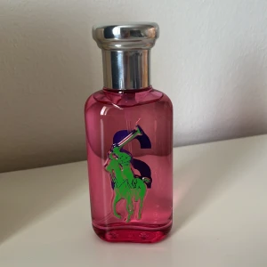 Ralph Lauren parfym  - Oanvänd, dock har den ingen box som medföljer, har inte sparat den tyvärr. Ralph lauren parfym från The big pony collection. 50 ml.