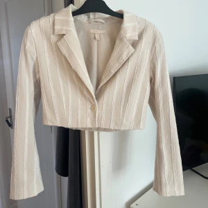 Croppad kavaj - Beige croppad kavaj från hm. Storlek M. 