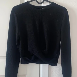 Glittrig topp - Supergullig svart glittrig topp från HM, toppen går omlott på framsidan ( skriv för bättre bild på de) ❤️Endast använd en gång, storlek M men passar även S 