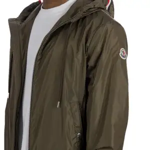 Jackan är beställd från leverantör och kommer hem till mig om ca 2 veckor Säljer en grön moncler windbreaker med qr och NFC scan. Tveka inte om du har frågor eller funderingar  OBS: Köp inte direkt