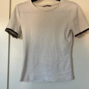 Zara t-shirt - Zara t-shirt med detaljer på ärmarna. Skriv vid frågor. Köparen står för frakten