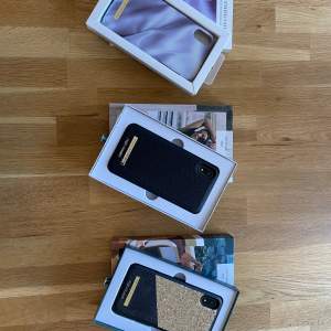 3 stycken IPhone XR skal i väldigt bra skick.  1st Lavendel satin (inga synliga täcken) 60kr 1st svart läder (helt nyskick) 70kr 1st svart läder med guld glitter (få defekter som syns på bilderna åvan) 50kr Paketpriser: 140kr