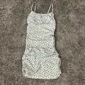 Blommig klänning  - Klänning med blåa blommor på, använd fåtal gånger, bra skick💗