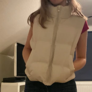 Zara väst - Säljer denna väst från Zara då den inte kommer till användning, köpt för 400kr förra året och har använt den en gång.