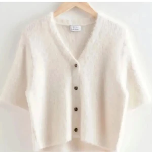 Other stories kofta - Säljer denna slutsålda och eftertraktade koftan från other stories då den inte kommer till så mycket användning! Jättebra skick storlek s! Slutsåld överallt.❤️