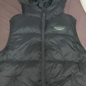 MCENZIE väst - Ny macenzie väst som är knappt använd. Passar perfekt för denna vädret just nu. Inga skador eller repor. Storlek: 12-13 år
