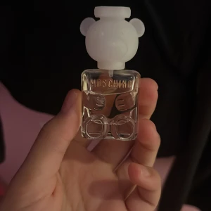 Moschino - Mini parfym äkta Unisex doft Pudrig, träig vanilj oud doft som är väldigt söt. Perfekt som tester