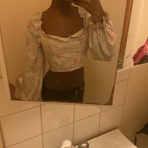 Blommig sommar top - Denna top kan vara bra för varma utomlands kläder och för sommaren ☀️