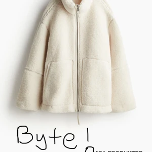 Hm teddyjacka  - Hej! Vill byta min teddyjacka i L mot S eller M. Hör av er om ni är intresserade! 🥰 Prislapp kvar och aldrig använd❤️