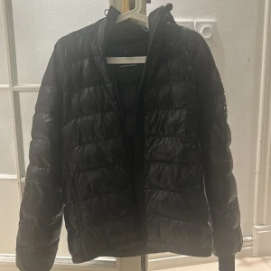 Peak performance jacka - Säljer denna jättesöta peak jackan då den är för stor på mig. Är i bra skick, köpt secondhand från vinted. Skriv om ni har några funderingar🙏