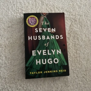 The seven husbands of Evelyn Hugo  - Bocken är på engelska och är fortfarande i bra skick!