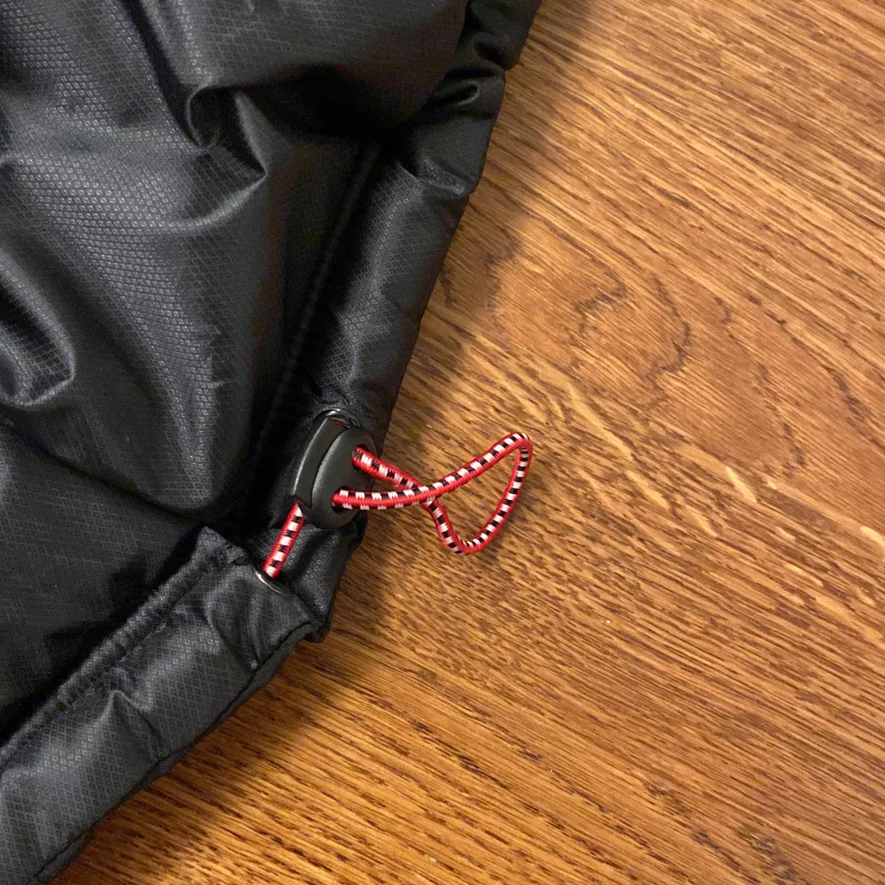 Supervarm och skön vinterjacka från Geographical Norway i storleken XL men passar M lika bra. Fluffig runt om insidan och dagsko i både luvan och vid rumpan, samt knappar för att göra midjan tajtare. I jättebra skick och inga defekter ☃️ . Takit.