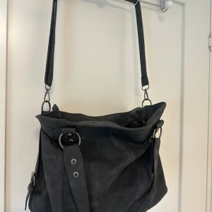 Mörkgrå axelväska  - Mörkgrå axelväska ifrån Shein. Använd ett fåtal gånger och inga direkt defekter.  Kommer inte till användning längre.