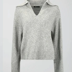 v-neck knitted sweater från Gina Tricot - Använd en gång, mycket bra skick Nypris 399 kr. Fråga gärna om fler bilder om du är intresserad💛💛