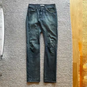 Acne studios mod/dry clean jeans Midjemått tvärsöver: 40 cm Innerbenslängd: 81 cm fotvidd: 19 cm